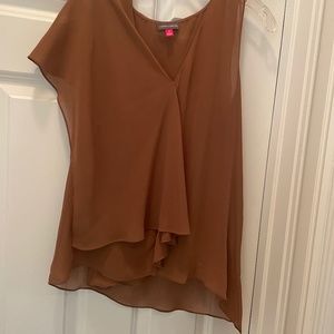 Vince Camuto high low top, sheer, size 6